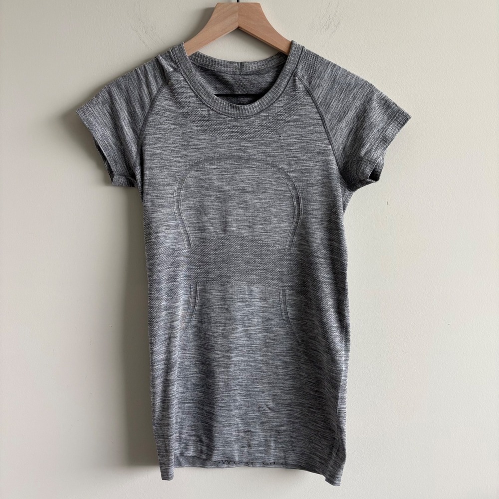 Lululemon Swiftly Tech Short Sleeve 2.0 Size 6 Grey Space Dye Activewear Top